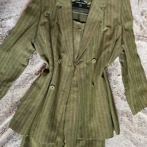 Liz Claiborne Green Blazer with Tailored Fit and Structured Silhouette